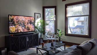 Building Photo - 1908 E Webster Pl