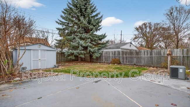 Building Photo - 648 Mayflower Ave