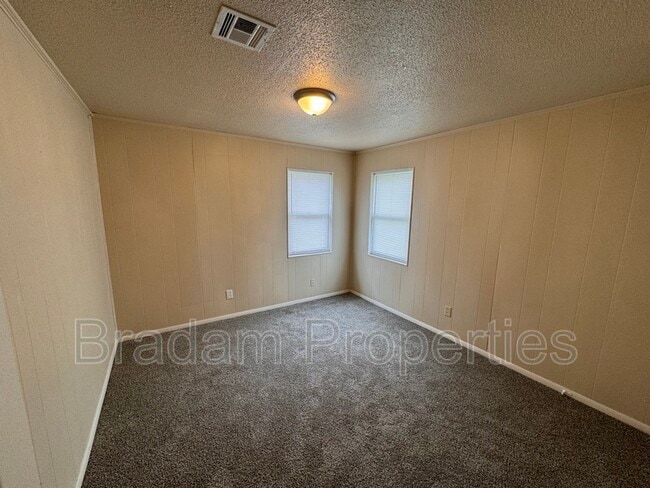 Building Photo - 503 N Beaumont St