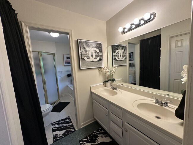 Building Photo - For Rent: Charming 4-Bedroom Colonial in C...