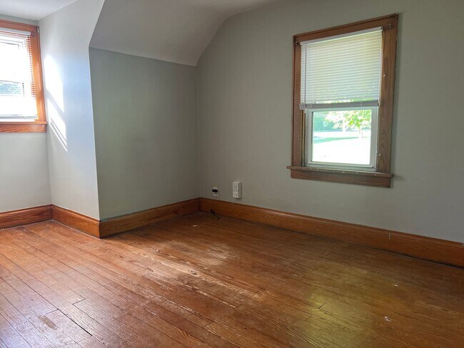 Building Photo - 3 bedroom 2 bath house