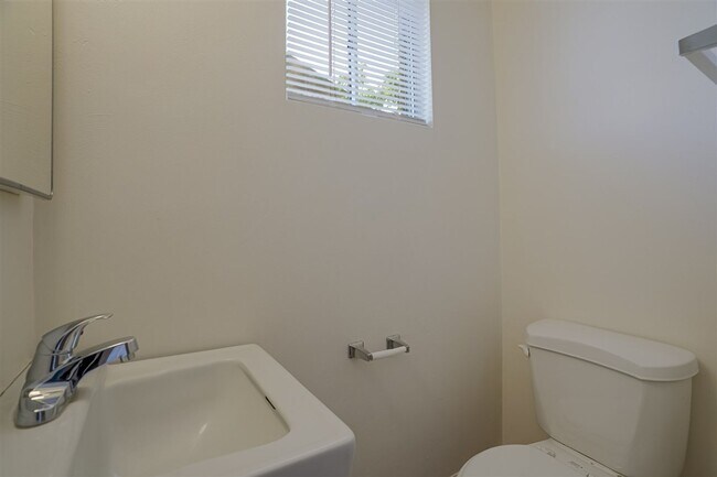 Building Photo - 3 bedroom,1.5 bath with 1 car garage close to schools, hospital and shopping!