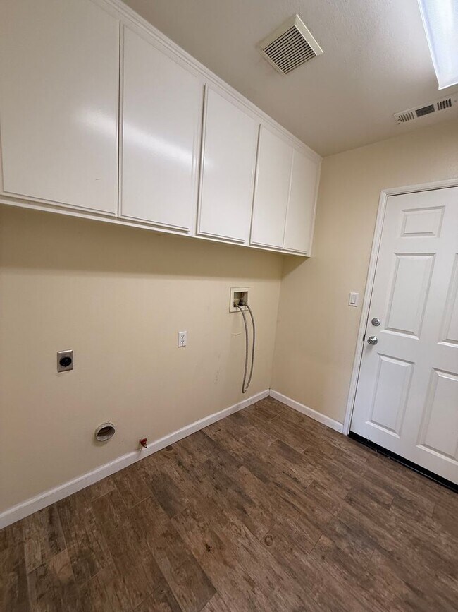 Building Photo - Large North Oxnard Home for Rent