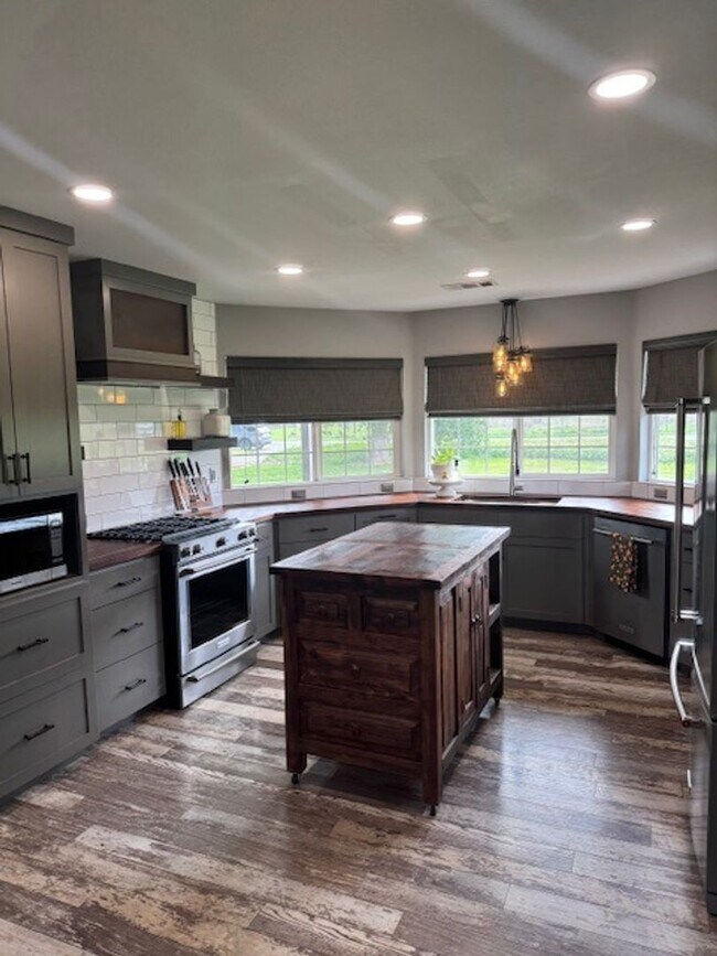 Building Photo - Country Style Living in this Charming Home in Anderson