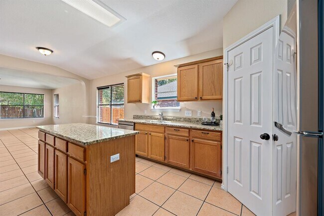 Building Photo - 1208 Lochaline Loop