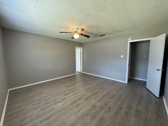 Building Photo - 3 bedroom 2 bath Refreshed