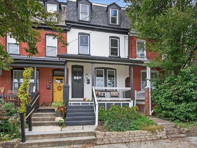 Building Photo - Gorgeous 4 Bedroom 2.5 Bathroom Available in Lancaster City