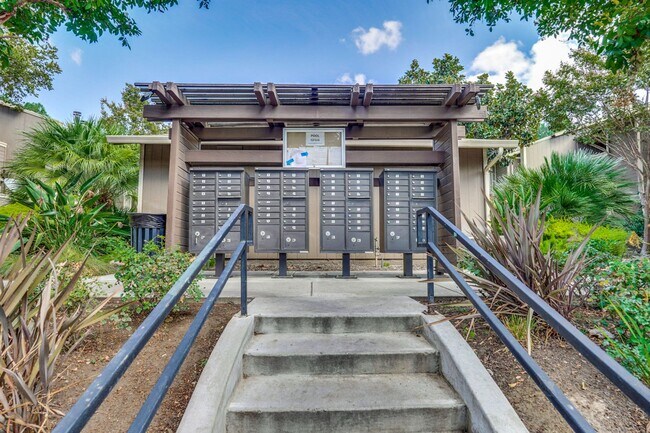 Building Photo - 2 bed 2 bath condo