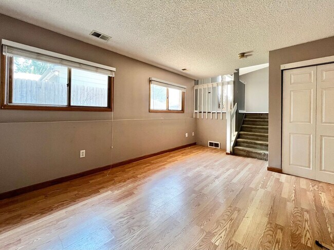 Building Photo - Fantastic 3-Bed, 2-Bath Home in Great Love...