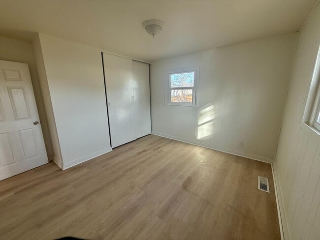 Building Photo - 602 Meadowlawn Dr