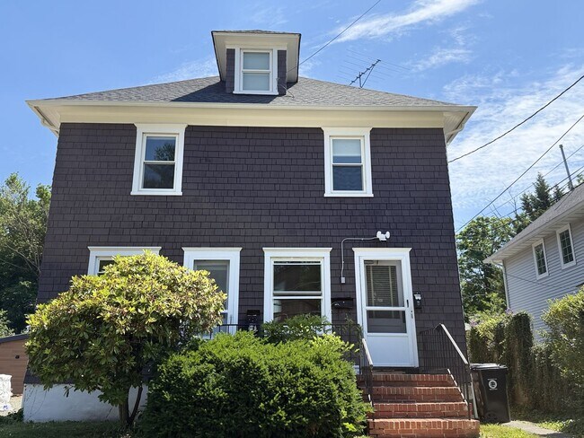 Building Photo - 35 Linden Ln