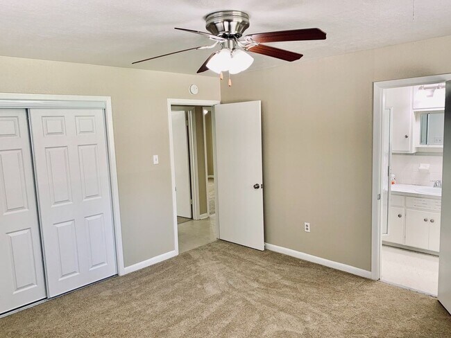 Building Photo - Immaculate home in Broadmoor