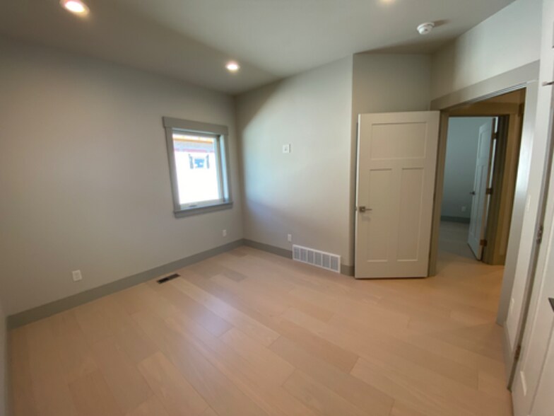 Building Photo - 405 Glade Lp