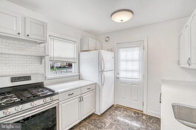 Building Photo - 5608 Tremont Dr