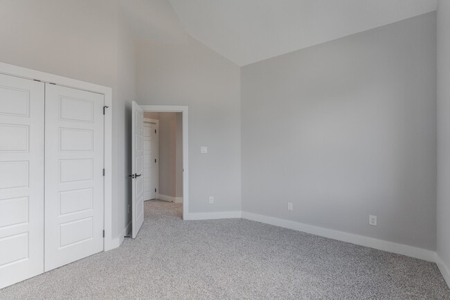 Building Photo - 624 Edgewood Dr
