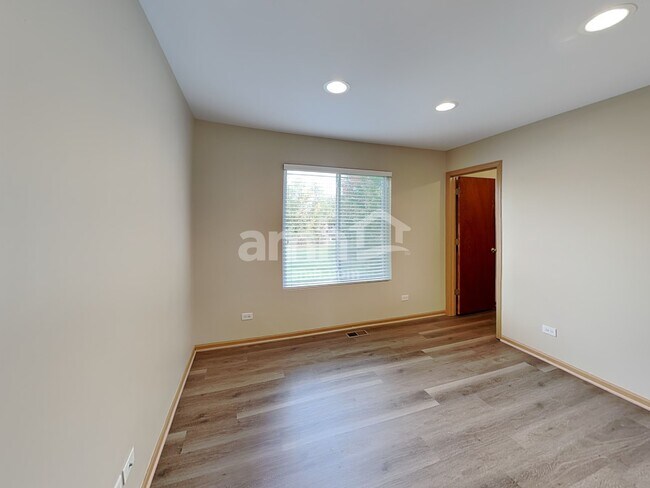 Building Photo - 818 Glen Cove Ln