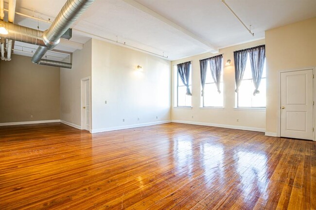 Building Photo - 775 Potters Ave
