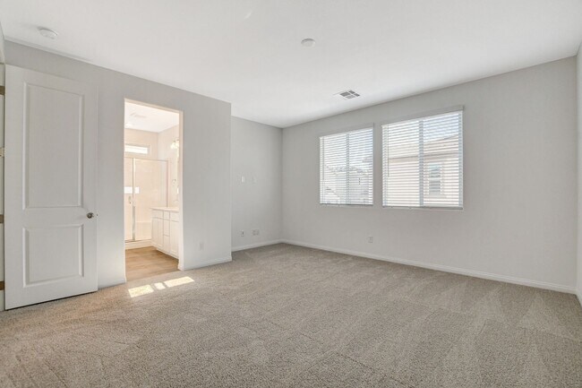 Building Photo - Newly built Home, gated