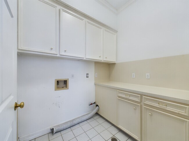 Building Photo - 5627 Winsome Ln