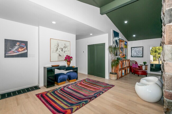Building Photo - MCM Ranch : Modern 5BR Near Henry Ford & McLaren