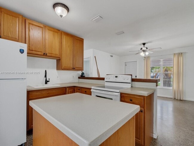 Building Photo - 1650 5th Ave