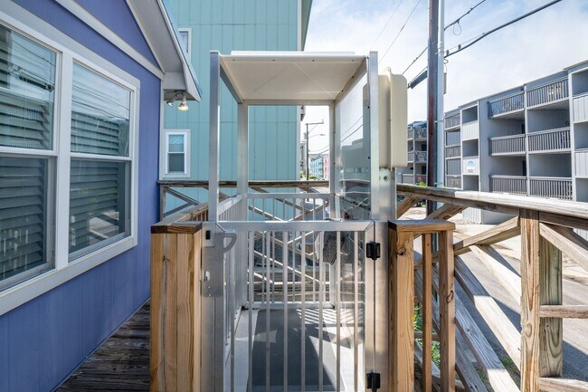 Building Photo - FURNISHED OFF-SEASON MONTHLY RENTAL-STARTI...