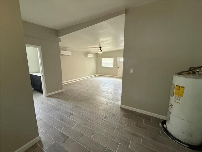 Building Photo - 421 E Warren Ave