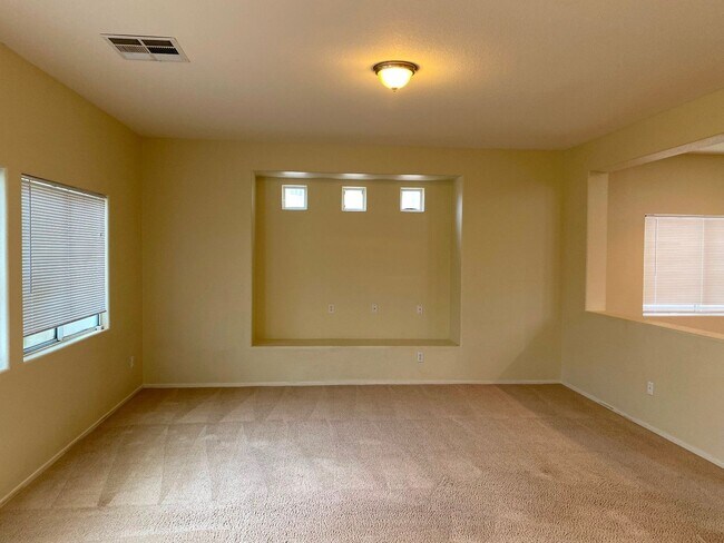 Building Photo - Beautiful & spacious home on an oversized ...