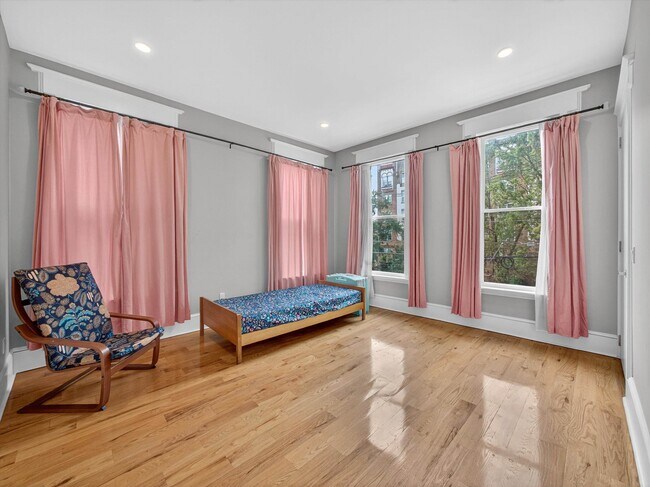 Building Photo - 70 Sherman Pl