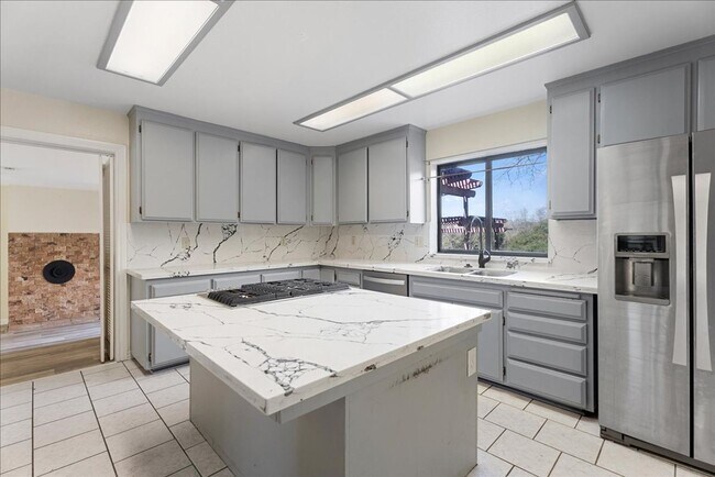 Building Photo - 2717 Knollwood Dr