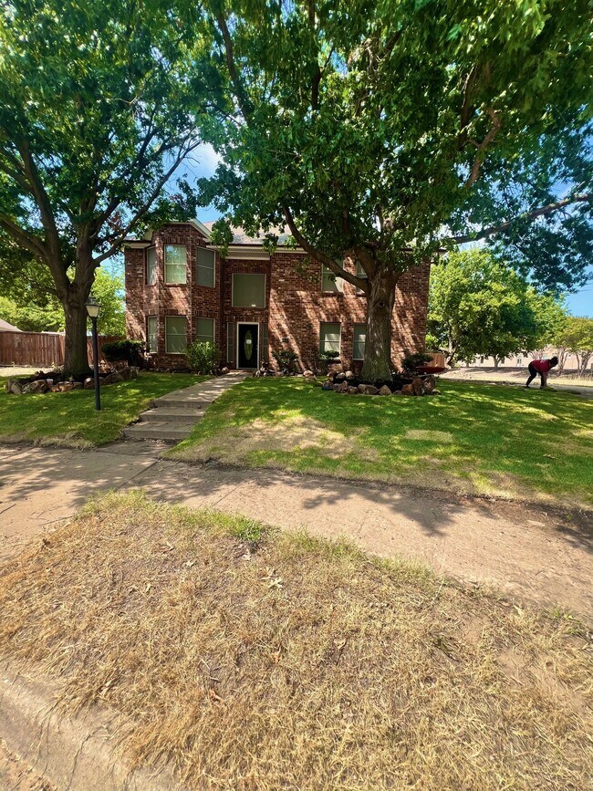 Building Photo - 2213 Ridgewood Dr