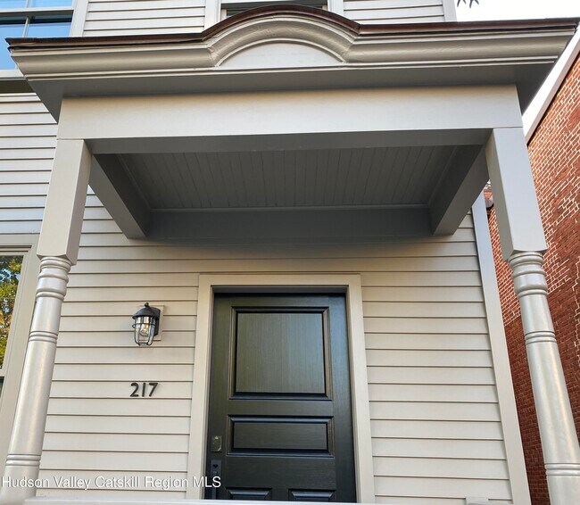 Building Photo - 46 1/2-211 Allen St