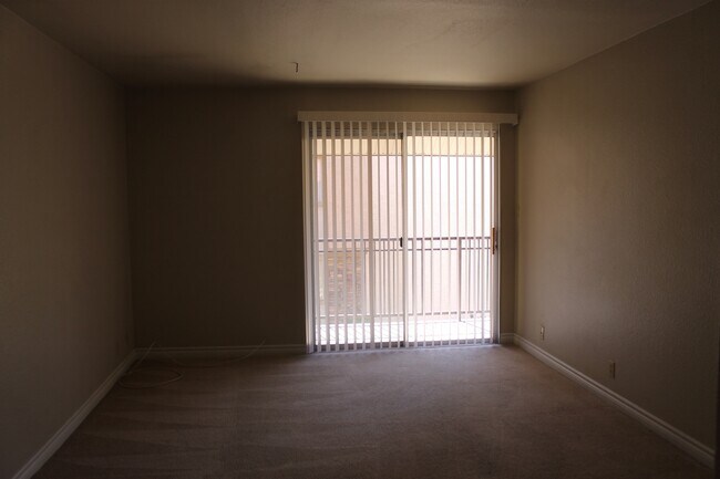 Building Photo - CUTE CONDO 1 BEDROOM, 1 BATHROOM, NEAR STR...