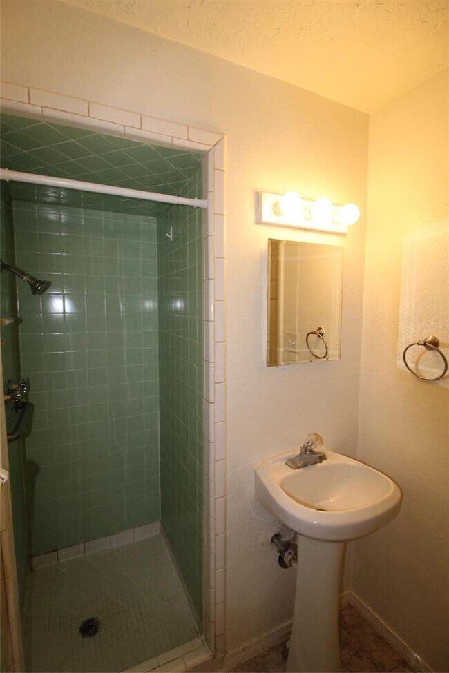 Building Photo - 2000 E Alameda St