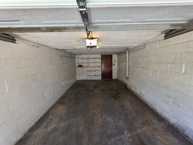 Building Photo - Spacious and updated 2 bedroom 1 bathroom Duplex