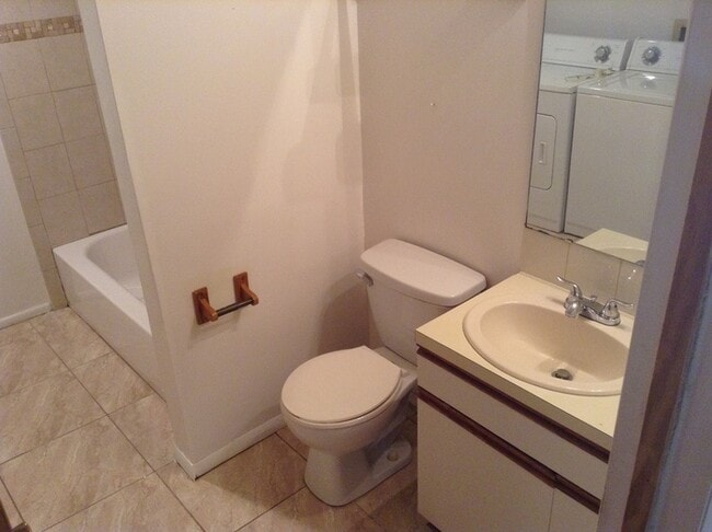 Building Photo - Great 2 Bed/1 Bath Duplex!!