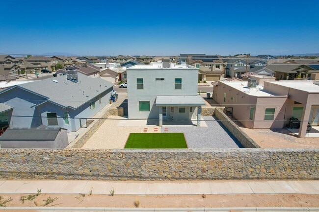 Building Photo - Beautiful 4 bed/2.5 baths in the desirable...
