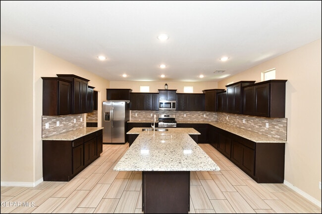 Building Photo - 14717 Tierra Escape Ave
