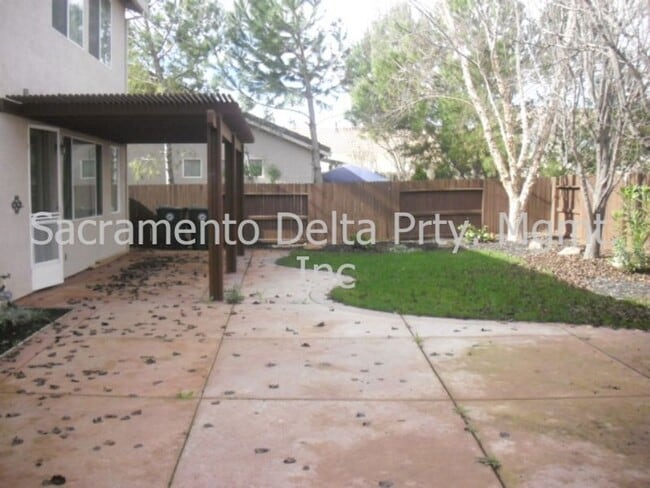 Building Photo - Stunning 4 Bed, 4 Bath Two-Story Home