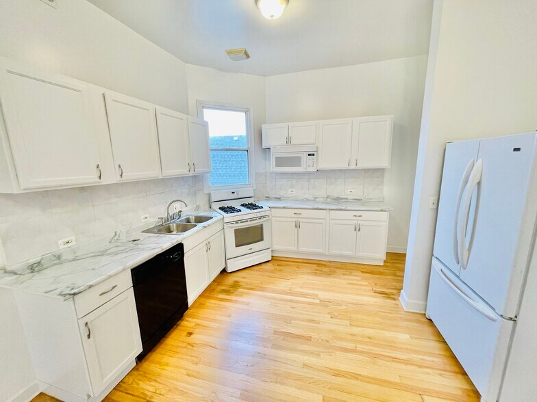 Building Photo - 2659 W Armitage Ave