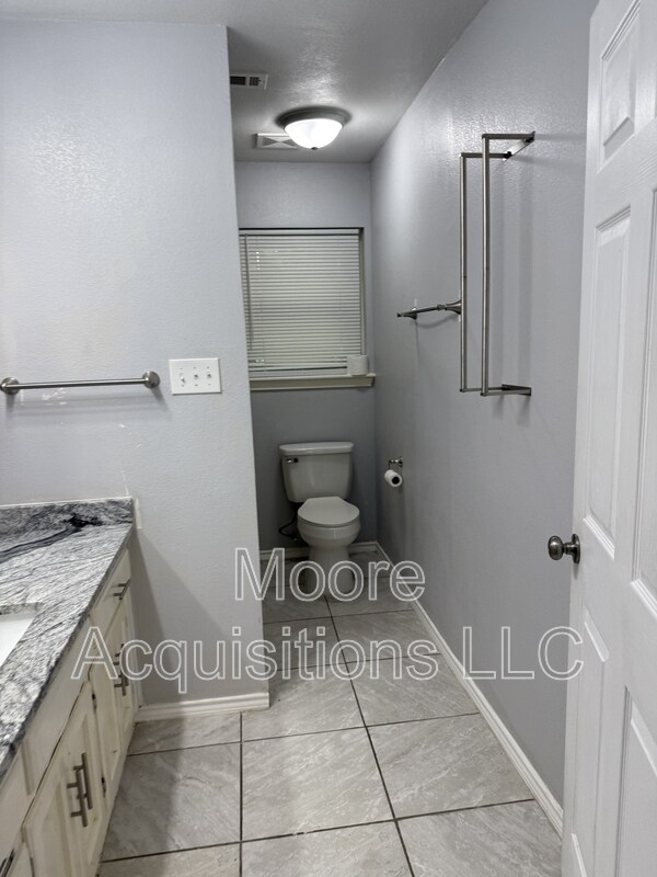 Building Photo - 3601 Oakwood Dr