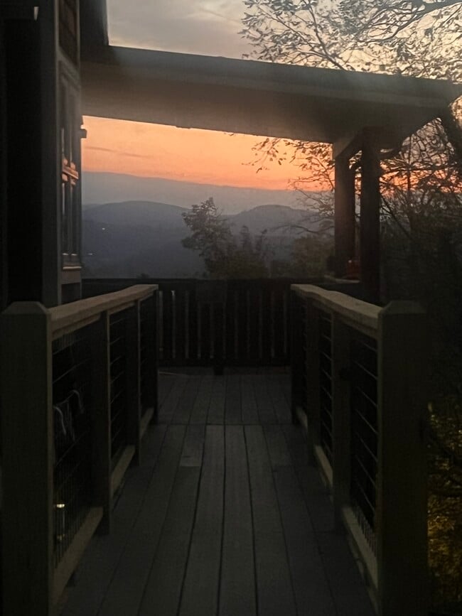 Building Photo - 567 W King St