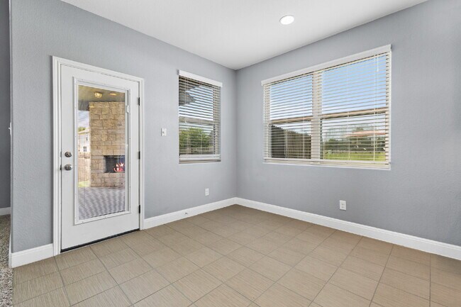Building Photo - 10106 Macarthur Way