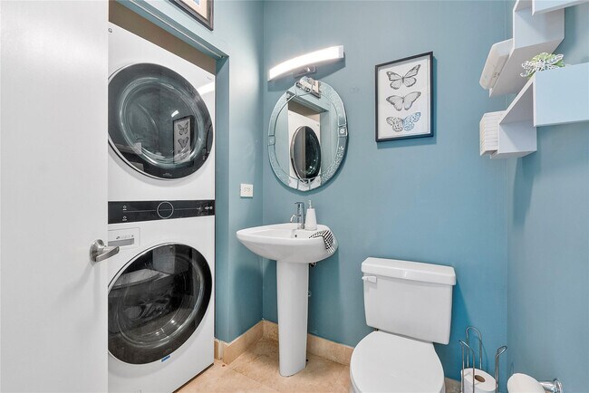 Building Photo - 313 NE 2nd St