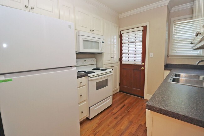 Building Photo - Your Next College Pad – 2BR/1BA, Pets Welc...