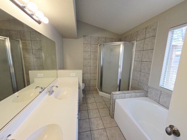 Building Photo - 925 Chaps Cir