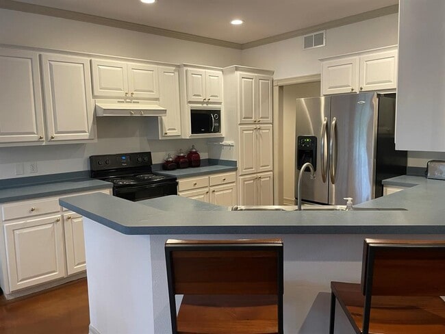 Building Photo - 641 Evergreen Ln