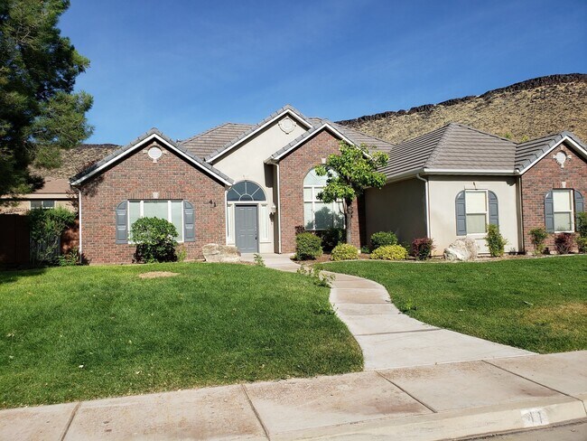 Building Photo - Beautiful 4 bed 2 bath home with 3 car gar...