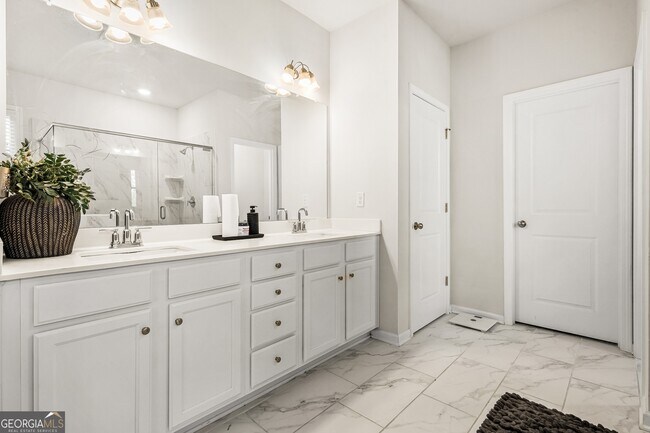 Building Photo - 295 Birdie Cir