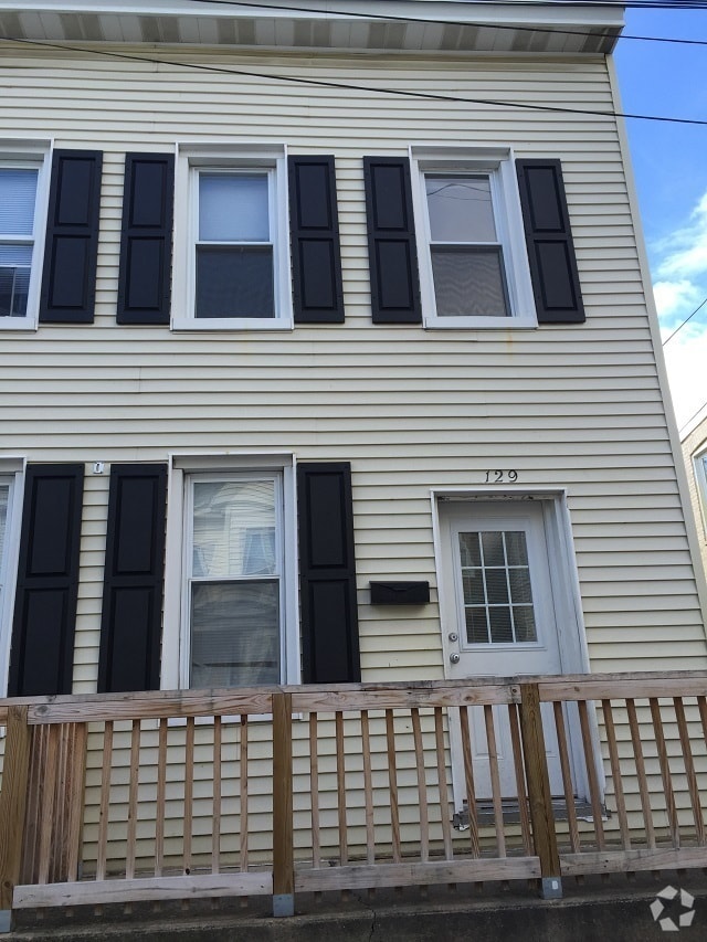 Building Photo - 129-131 Elm Street/Garages